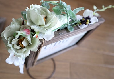 結婚式のテーブル札に造花
